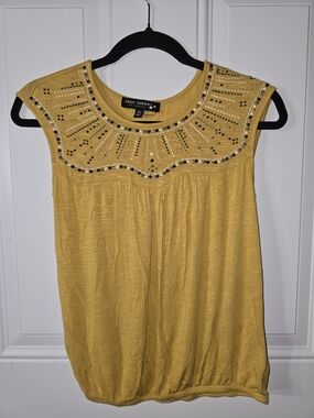 Sleeveless blouse with embroidered flowers on the neckline